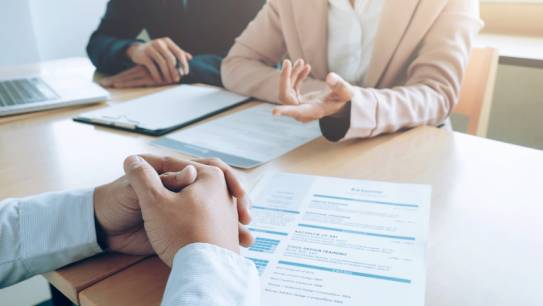 Bewerber bei Vorstellungsgespräch