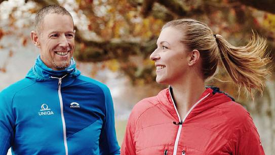 UNIQA VitalCoach und Frau laufen