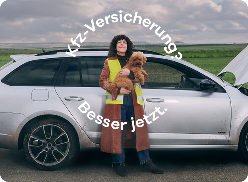 Frau mit Hund vor Auto
