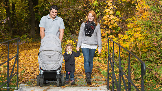 familie beim wandern mit kinderwagen