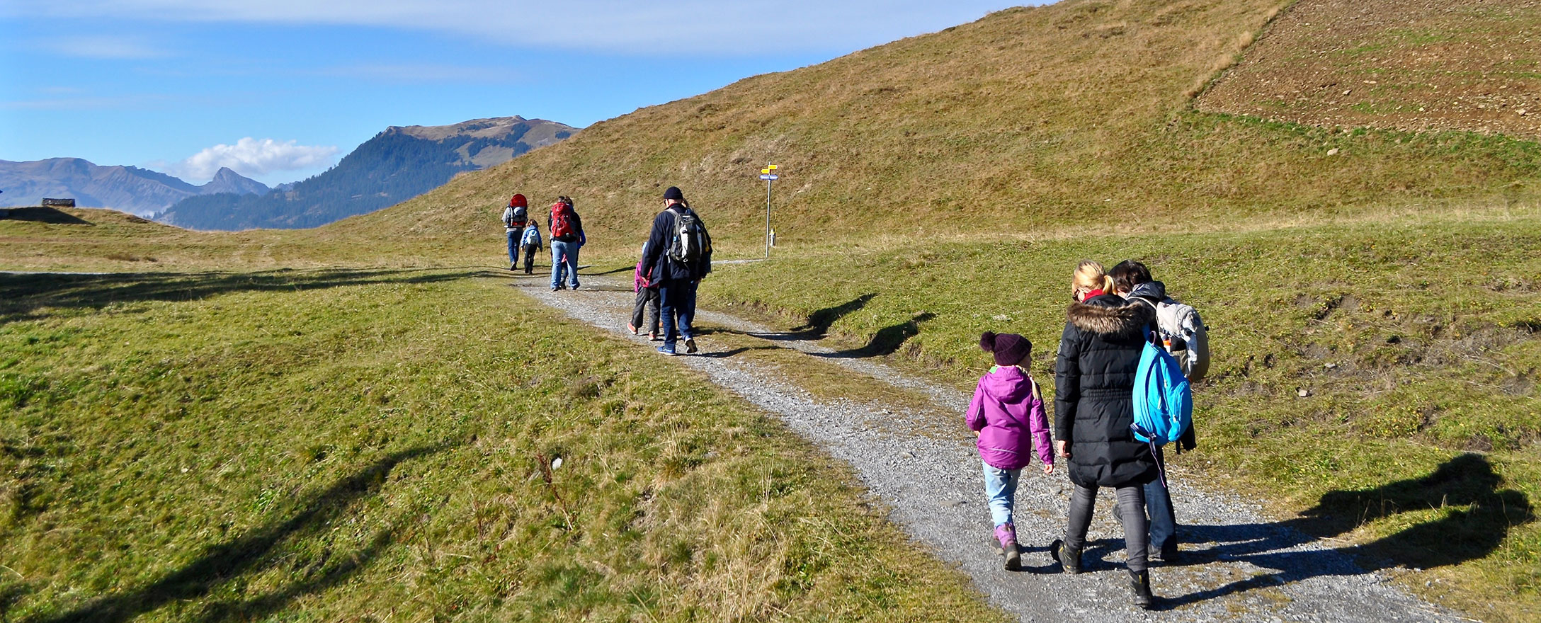 familie beim wandern
