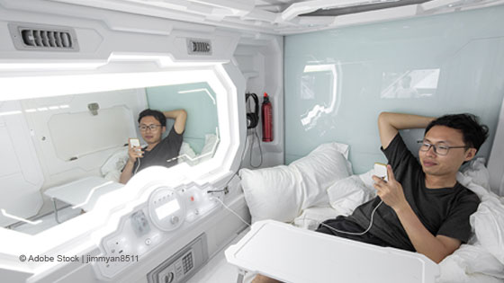 mann schlaeft in kapsel