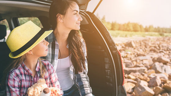 Frau mit Kind sitzt im Auto