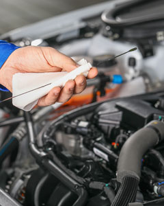 Mechaniker checkt Motorraum