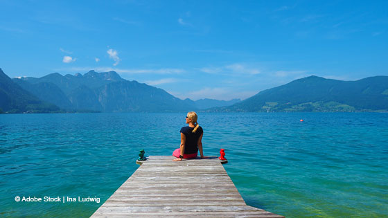 Frau am Steg am Wasser