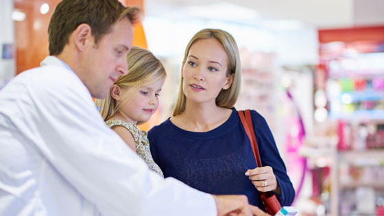 Eine Familie in der Apotheke.