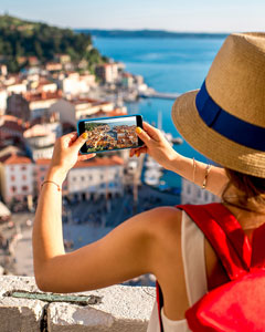 Frau fotografiert im Urlaub