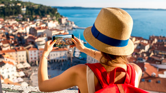 Frau macht Foto von einer Stadt