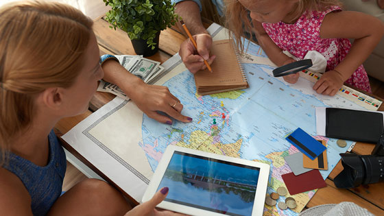 Familie plant eine Reise