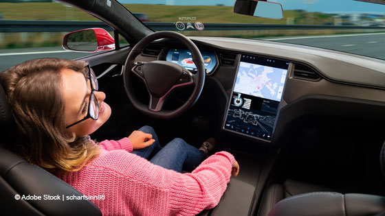 frau in auto auf autopilot