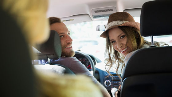 Junge Frau und Mann im Auto