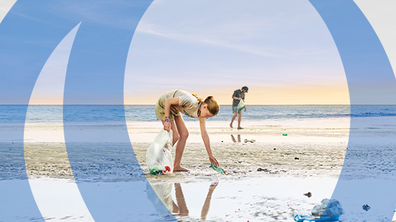 Familie sammelt Müll am Strand