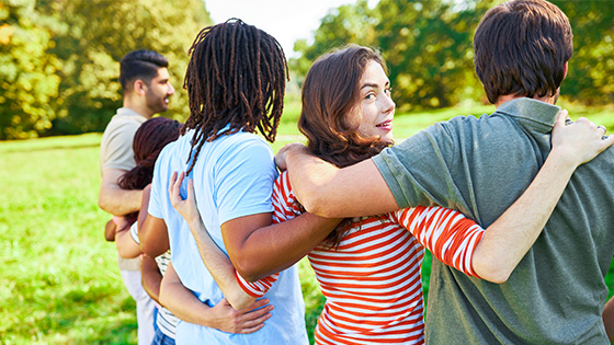 Diverse Personen stehen zusammen