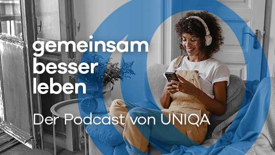 Frau auf Sofa hört Podcast mit Kopfhörern