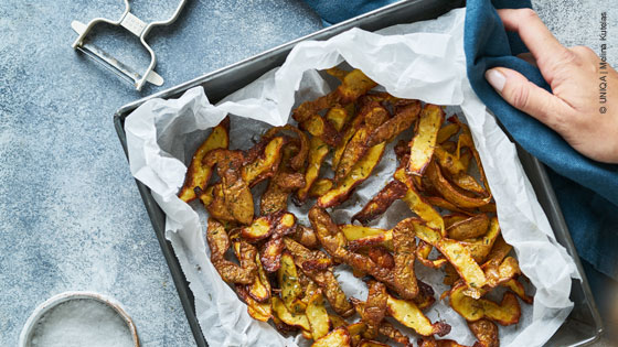 Potato wedges auf einem Backblech