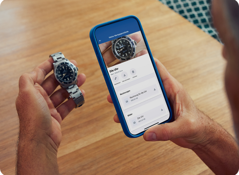 Mann dokumentiert Uhr in myUNIQA