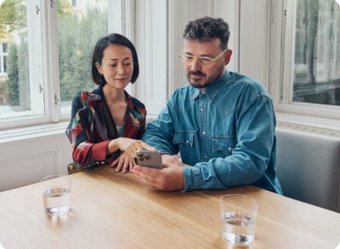 Mann und Frau vor einem Laptop