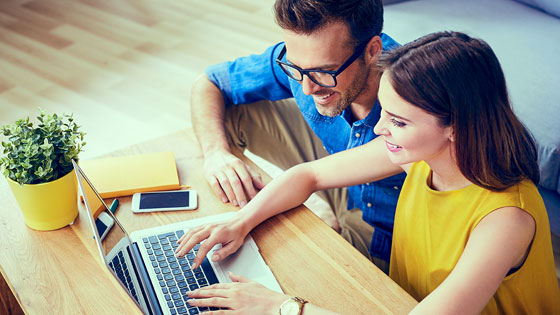 Frau und Mann am Laptop