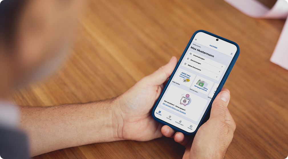 myUNIQA App auf Smartphone und Laptop