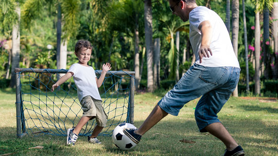 Vater und Bub beim Fußball