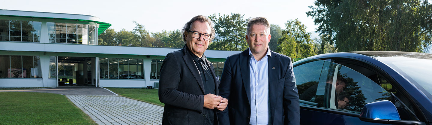 Zwei Personen vor Firmengebäude