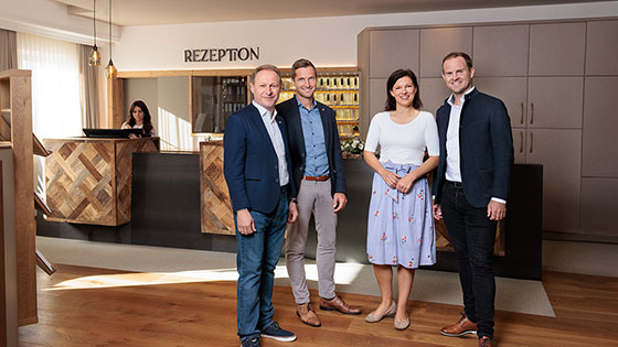 Vier Personen vor Hotel Rezeption