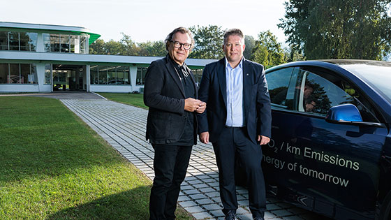 Zwei Personen vor Firmengebäude