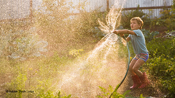 bub bewaessert garten mit gartenschlauch