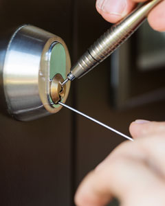 Schlüsseldienst öffnet Tür