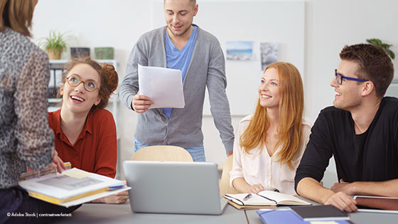 Junge Menschen diskutieren an einem Tisch