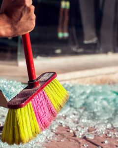 Glassplitter mit Besen und Schaufel