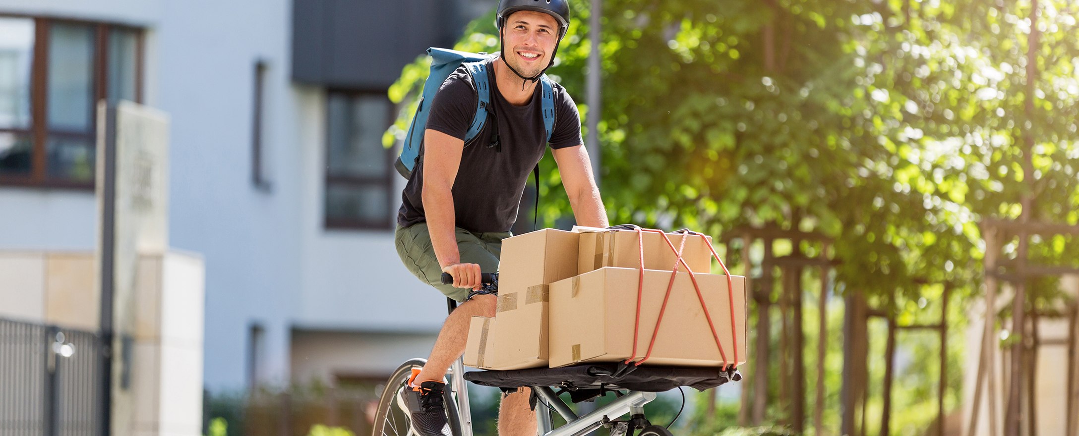 paketlieferant liefert auf fahrrad pakete aus