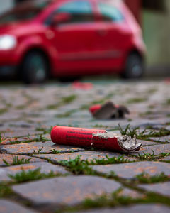 Silvesterknaller unter Auto