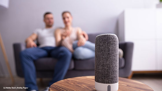 smart assistant auf couchtisch