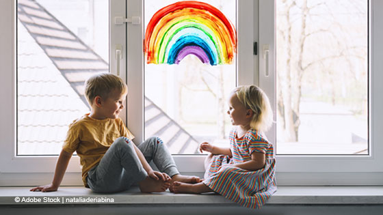 zwei kinder am fenster