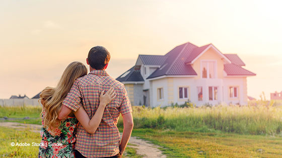 Paar umarmt sich imSonnenuntergang