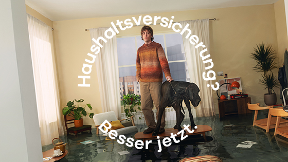 wohnung unter wasser mann und hund schauen verdutzt